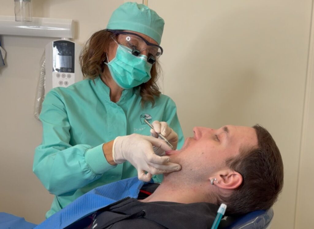 Pulizia dentale professionale per prevenire la parodontite - Studio dentistico a Cusago